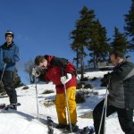 Skier anziehen hinter der Bergstation auf dem Wurmberg